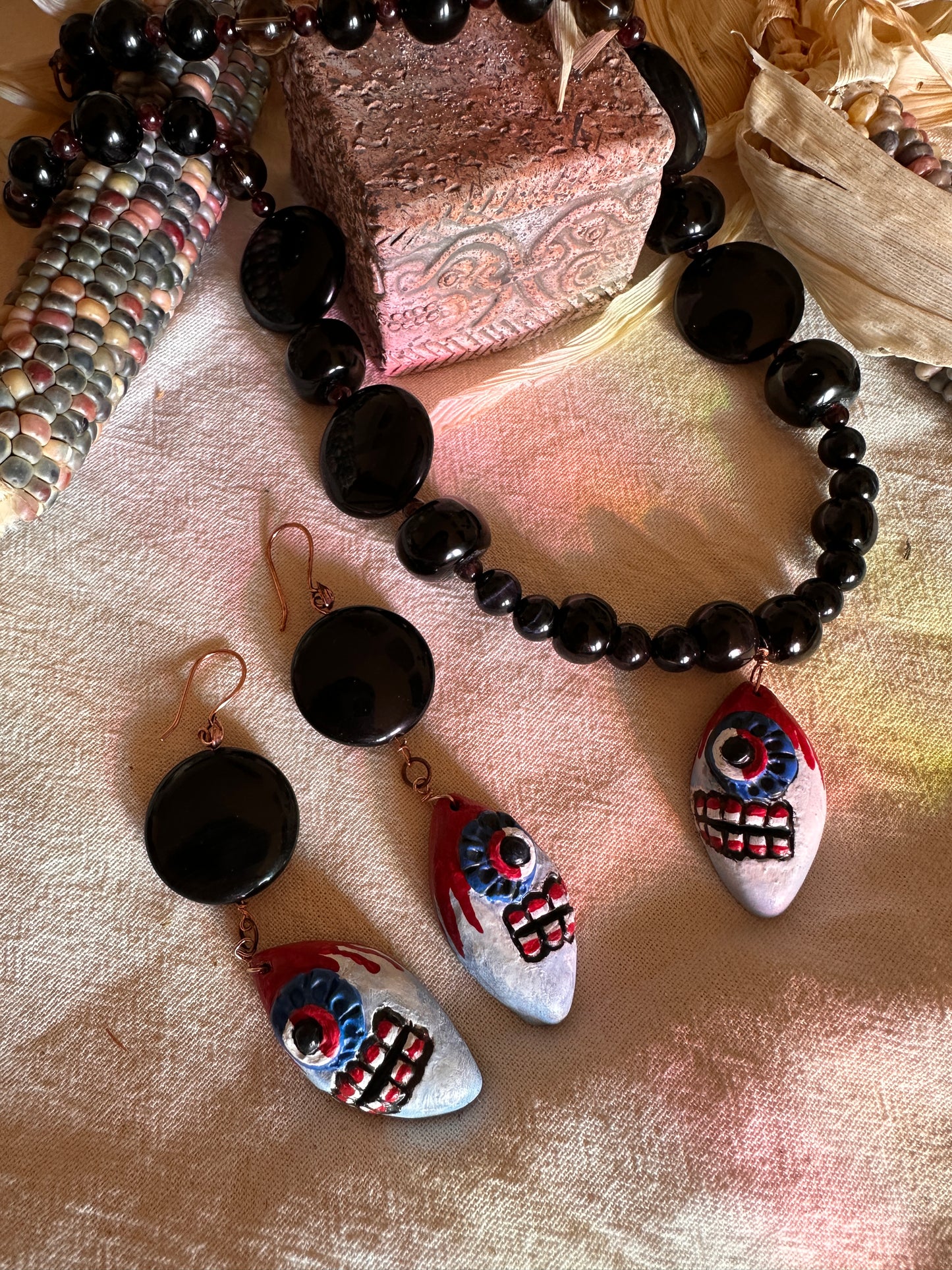 Collar de Tecpatl y cuentas preciosas pintado a mano