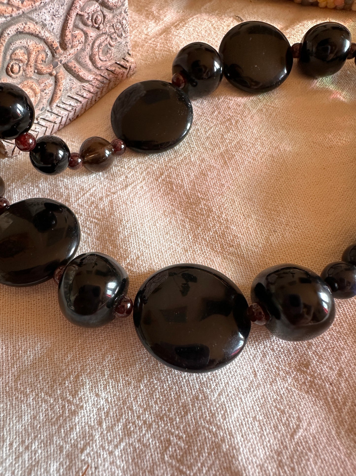 Collar de Tecpatl y cuentas preciosas pintado a mano