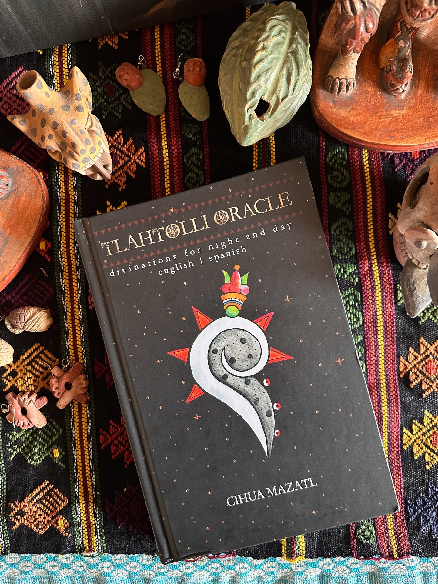 Oráculo Tlahtolli firmado: adivinaciones para la noche y el día | Libro