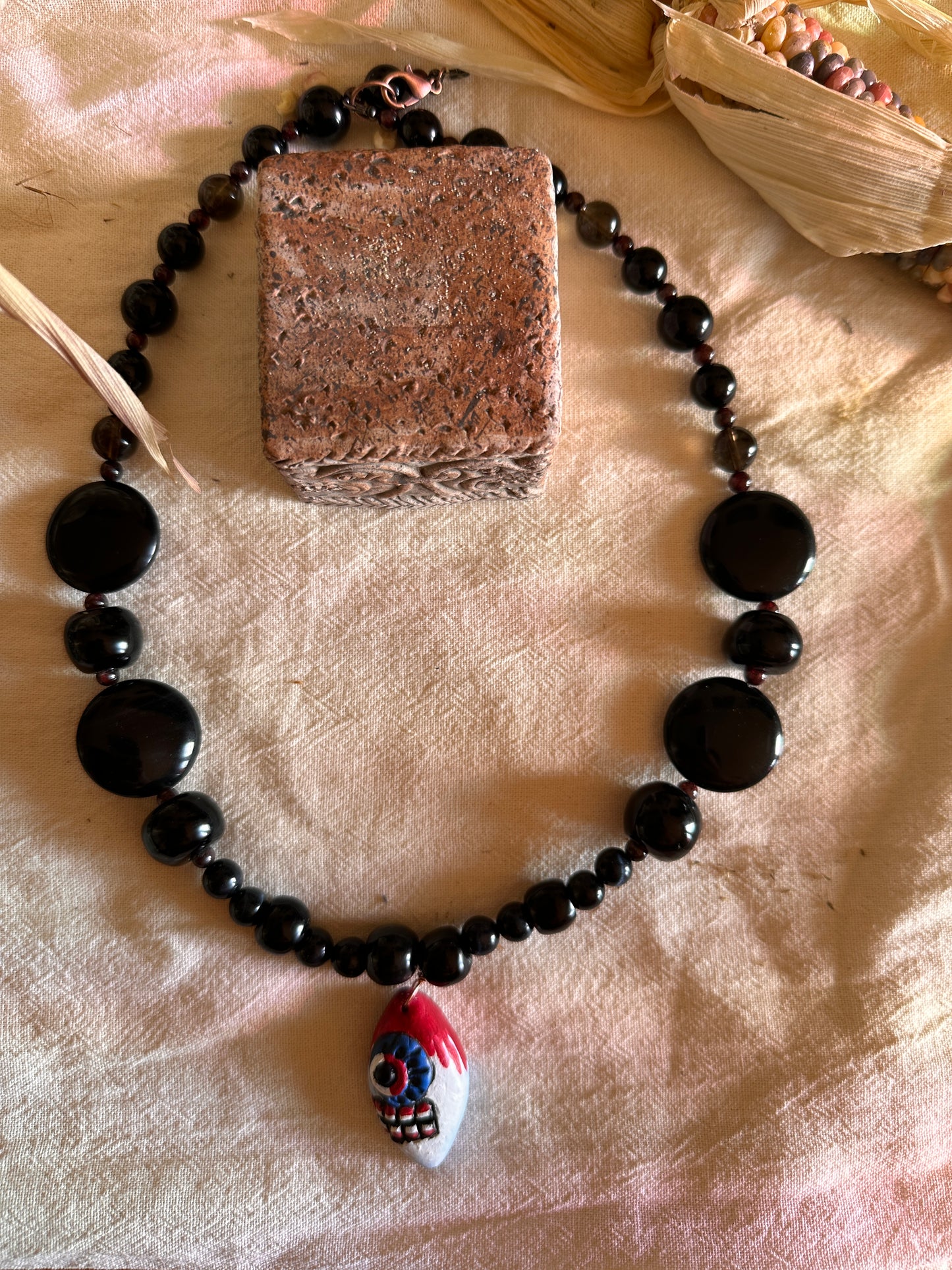 Collar de Tecpatl y cuentas preciosas pintado a mano